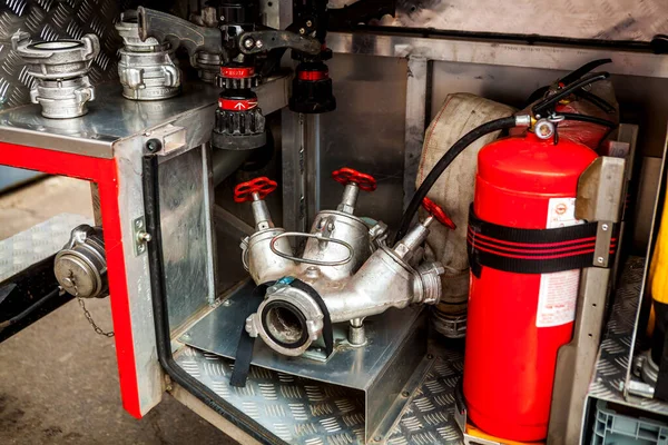 Srebrny Hydrant Przeciwpożarowy Czerwonymi Zaworami Innym Sprzętem Przeciwpożarowym Znajduje Się — Zdjęcie stockowe
