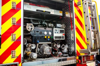 Su ve köpük pompa motoru kırmızı itfaiye aracında. İtfaiye aracı arkadan bakıyor. Ayrıntılar. İtfaiye pompası paneli kapatın.