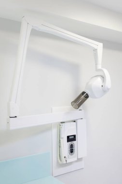 Tıbbi diş kliniğinde diş röntgeni makinesi. Dikey fotoğraf.
