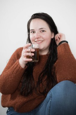 çay bardağı ile genç kadın