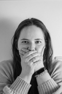 Eli ağzında bir kadın. siyah ve beyaz