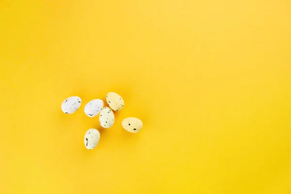 Los Huevos Codorniz Son Diferentes Encuentran Sobre Fondo Amarillo Vista — Foto de Stock