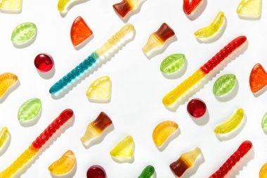 Farklı şekillerde, tatlarda ve renklerde marmelat çiğnemek beyaz arka planda bir desende yatar. Merkezde boş alan