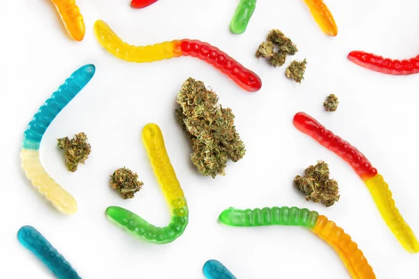 Beyaz Arka Planda Kurumuş Marihuana Tomurcukları Farklı Renklerde Marmelat Solucanları — Stok fotoğraf