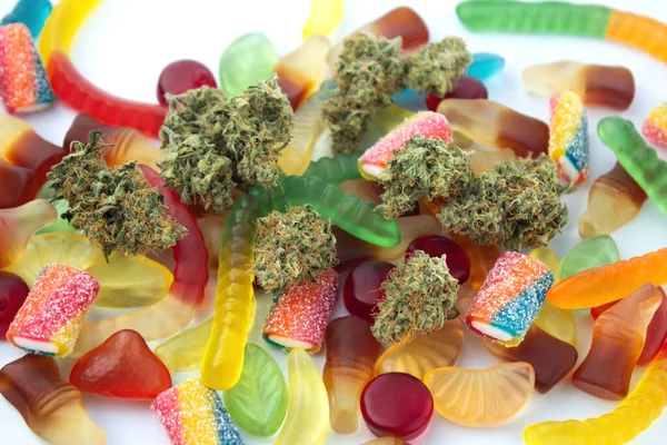 Gedroogde Medicinale Marihuana Knoppen Liggen Tussen Gummies Van Verschillende Vormen — Stockfoto