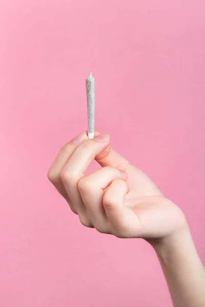 Mão Uma Mulher Segura Charro Com Marijuana Medicinal Com Dedos — Fotografia de Stock