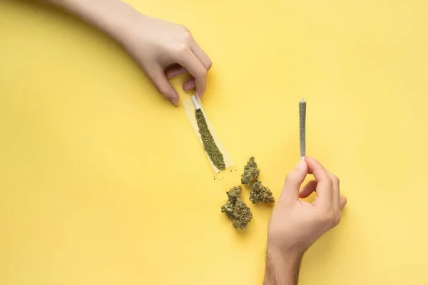 Joints Mit Medizinischem Marihuana Den Händen Eines Mädchens Und Eines — Stockfoto