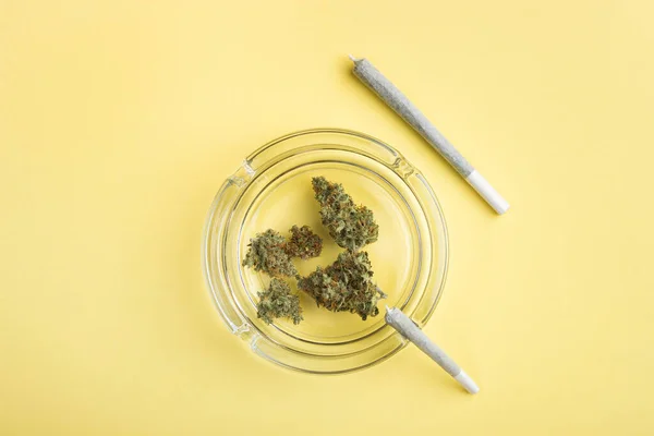 Gemme Secche Marijuana Medica Trovano Posacenere Vetro Accanto Due Articolazioni — Foto Stock