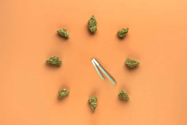 Ízületek Kannabisz Formájában Óramutató Kezek Száraz Marihuána Bimbók Képviselik Számok — Stock Fotó