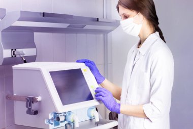 Genç bayan doktor oksijen tedarik cihazını ayarlar. Diriltme prosedürleri