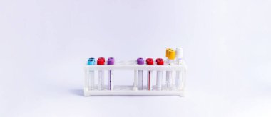 Analiz için boş tek kullanımlık kan test tüpleriyle doldur. İzole edilmiş beyaz arkaplanda, bir sürü boş alan.