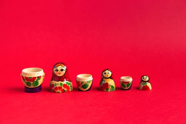 Set Wooden Matryoshka Dolls Stand Red Background Order Size — Stock Photo, Image