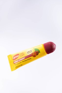 Carmex marka kiraz aromalı tıbbi dudak kremi. Beyaz arkaplanda yükseltir