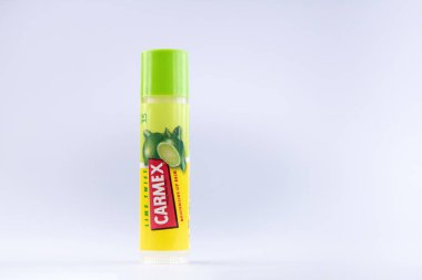 Limon aromalı Carmex marka tıbbi dudak kremi. Beyaz bir arkaplanda duruyor