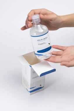 Yuvarlak Laboratuar 'dan Birch Juice Nemlendirici Toner. Koreli cilt bakımı, K-Güzeli, nemlendirici yüz toneri. Temiz şişe, minimalist tasarım, sulandırma ve yatıştırma için yumuşak formül. Yuvarlak Laboratuvar