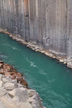 İzlanda 'nın Meşhur Bazalt Sütun Studlagil Kanyonu. Yüksek kalite fotoğraf. Doğu İzlanda 'da. Jokuldalur nehri, Studlagil Kanyonu 'nun bazalt kaya kolonları boyunca akar ve nefes kesici bir manzara yaratır..