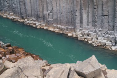 İzlanda 'nın Meşhur Bazalt Sütun Studlagil Kanyonu. Yüksek kalite fotoğraf. Doğu İzlanda 'da. Jokuldalur nehri, Studlagil Kanyonu 'nun bazalt kaya kolonları boyunca akar ve nefes kesici bir manzara yaratır..