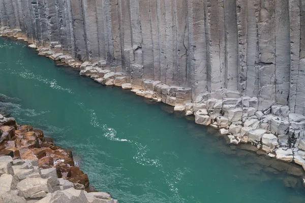 冰岛著名的玄武岩柱研究峡谷 高质量的照片 位于东冰岛 Jokuldalur河流过Studlagil峡谷的玄武岩柱 令人叹为观止 — 图库照片