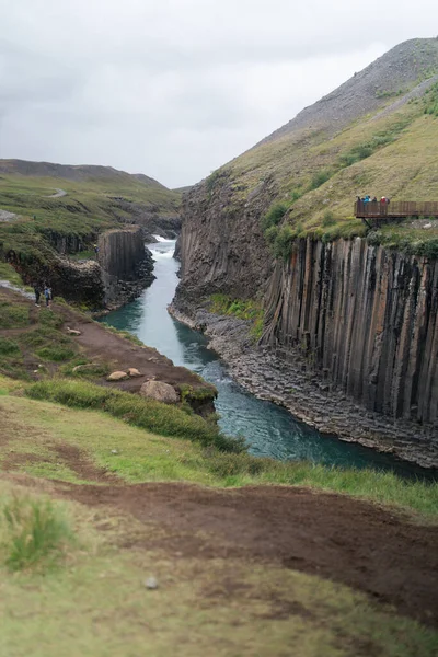 アイスランドの有名な玄武岩列Studlagilキャニオン 高品質の写真 東アイスランドに位置する ジョクダルル川はスタグラジル キャニオンの玄武岩の列を流れ 息をのむような光景を作り出しています — ストック写真