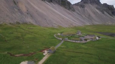 İzlanda 'daki Viking Köyü Film Seti. Yüksek kaliteli 4K video. Hofn, İzlanda yakınlarında DJI Air 2 'nin insansız hava aracı vuruldu..