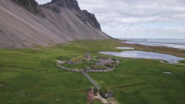 İzlanda 'daki Viking Köyü Film Seti. Yüksek kaliteli 4K video. Hofn, İzlanda yakınlarında DJI Air 2 'nin insansız hava aracı vuruldu..