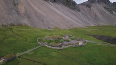 İzlanda 'daki Viking Köyü Film Seti. Yüksek kaliteli 4K video. Hofn, İzlanda yakınlarında DJI Air 2 'nin insansız hava aracı vuruldu..