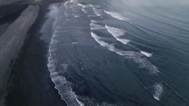 İzlanda 'daki Vestrahorn Kara Kum Sahili' nin hava aracı görüntüsü. Yüksek kaliteli 4K video. Doğu İzlanda 'nın boynuzlu dağları