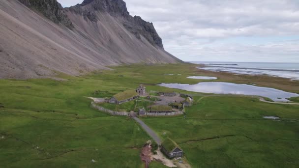 维京村电影背景在冰岛 高质量的4K视频 在冰岛霍芬附近的Dji Air Aerial Drone被枪杀 — 图库视频影像