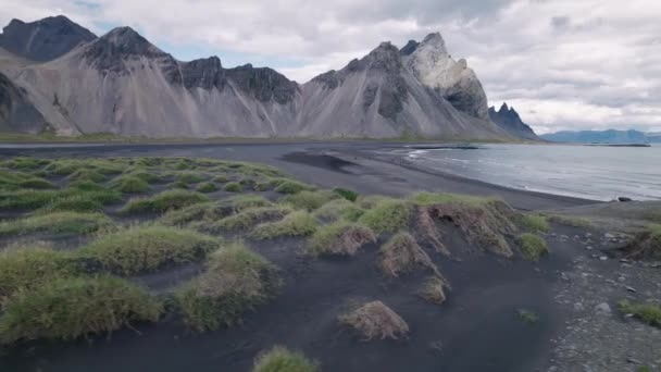 冰岛Vestrahorn Black Sand Beach的空中无人机图像 高质量的4K视频 冰岛东部的角山 — 图库视频影像