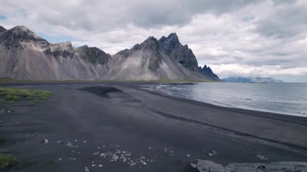 Снимок Воздушного Беспилотника Вестрахорн Блэк Сэнд Бич Исландии Высококачественное Видео — стоковое видео