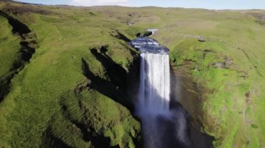 İzlanda Çevre Yolu boyunca Skogafoss Şelalesi 'nin insansız hava aracı. Yüksek kalite 4K Video 