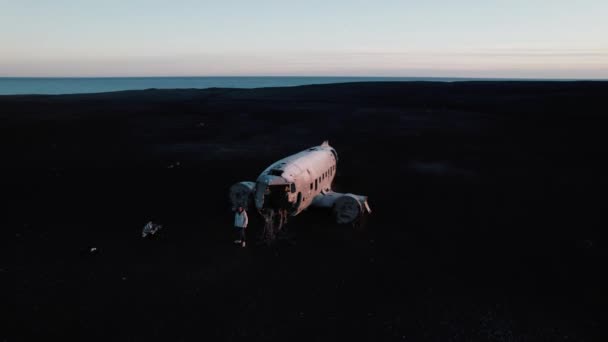 Orbita Drones Solheimasandur Plane Wreck Praia Areia Preta Islândia Clipe — Vídeo de Stock