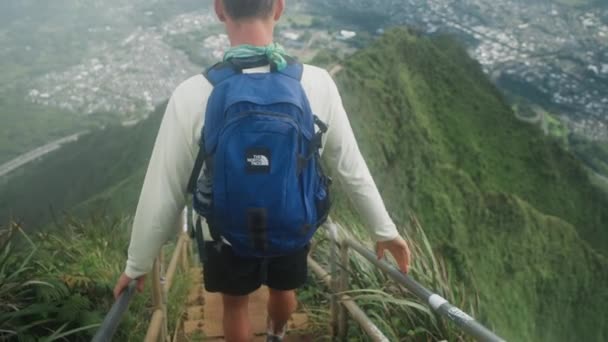 Caminante Escalera Cielo Caminata Hawai — Vídeo de stock