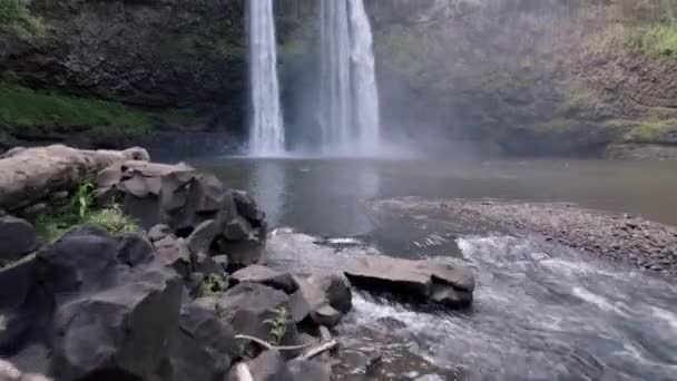 ハワイ州カウアイ島のワイルア滝のドローン航空 — ストック動画