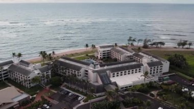Hawaii Plajı Oteli Havalimanı. Hawaii 'deki güzel Sheraton Kauai Coconut Beach Tatil Köyü. DJI Air 2 'nin İHA' sında vuruldu. Yüksek kalite 4K Video