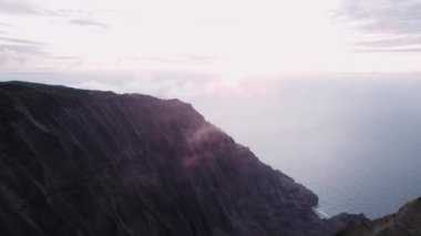 Na Pali Sahil Parkı Havalimanı Kauai 'de, Hawaii' de Sunset 'te.