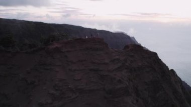 Na Pali Sahil Parkı Havalimanı Kauai 'de, Hawaii' de Sunset 'te.