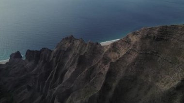 Na Pali Sahil Parkı Havalimanı Kauai 'de, Hawaii' de Sunset 'te.