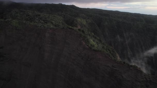 ハワイ州カウアイ島のナ パリ海岸州立公園の空中日没 — ストック動画