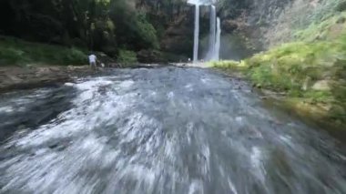 Hawaii, Kauai 'deki Wailau Şelalesi' nden bir FPV insansız hava aracı şelalesinin güzel 4k videosu..