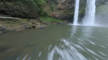 Hawaii, Kauai 'deki Wailau Şelalesi' nden bir FPV insansız hava aracı şelalesinin güzel 4k videosu..