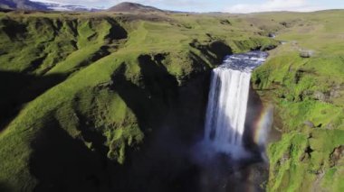 Skogafoss Şelalesinin insansız hava aracı İzlanda 'nın çevre yolu boyunca ilerliyor.