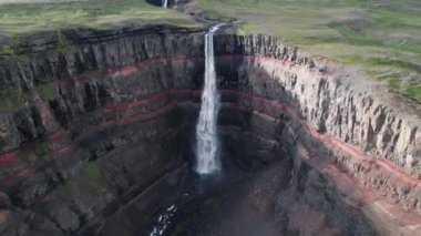 4K 'da İzlanda' da Hengifoss Şelalesi insansız hava aracı.