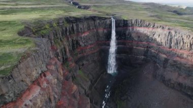 4K 'da İzlanda' da Hengifoss Şelalesi insansız hava aracı.