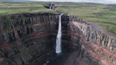4K 'da İzlanda' da Hengifoss Şelalesi insansız hava aracı.