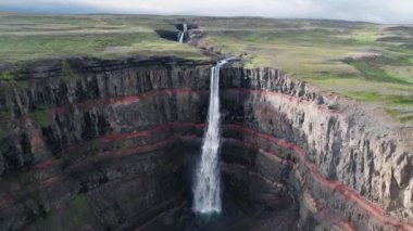 4K 'da İzlanda' da Hengifoss Şelalesi insansız hava aracı.