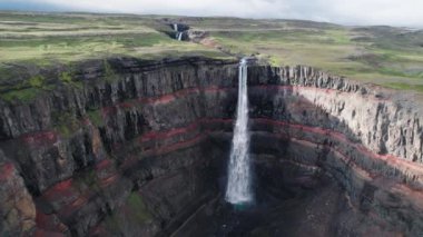 4K 'da İzlanda' da Hengifoss Şelalesi insansız hava aracı.