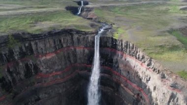4K 'da İzlanda' da Hengifoss Şelalesi insansız hava aracı.