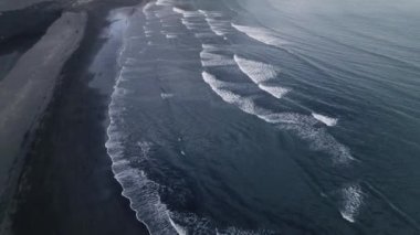 İzlanda 'daki Vestrahorn Kara Kum Sahili' nin insansız hava aracı antenleri.