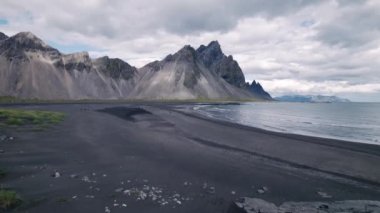 İzlanda 'daki Vestrahorn Kara Kum Sahili' nin insansız hava aracı antenleri.